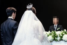 성폭행당해 낳은 아들이..."결혼식에 강간범 친부 초대" 치를 떤 엄마