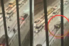 눈길에 헛바퀴 반복한 차량…달려가 밀어준 배달기사 선행 '훈훈'