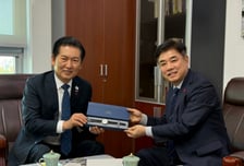 정청래 "1호 '이재명 시계' 받아...손목에 차고 정부 성공 위해 힘쓸 것"