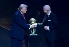 트럼프, 노벨상은 못 받았지만…FIFA 평화상 수상