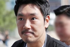 "형이 꺼내준 거 기억하지?"…'미성년 범죄인정' 조진웅, 동창 글 재조명