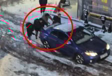 "헬스장 반년권 드린다"...폭설에 미끄러진 차 밀어준 청년들 찾는중