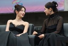 김유정, 혜리와 꽁냥꽁냥 [★포토]