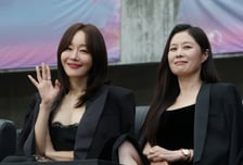 엄지원-문소리 '지금은 즐기는 시간' [★포토]