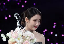 아이유, 양관식 곁으로 총총총 [★포토]