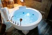 "퀴퀴한 냄새"…여행지서 온수 욕조 사용 후 사망한 영국 여성