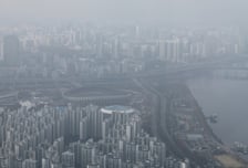 추위 물러간 주말 낮 동안 '포근'…미세먼지 '최악' 수준