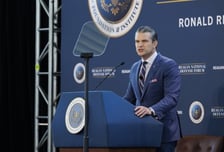 미국 국방장관 "한국은 모범 동맹…무임승차 용납 안해"