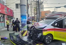 "집중력 떨어져" 환자 태운 119구급차, 전봇대 충돌...3명 부상