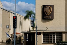 트럼프 '친구 찬스'가 판 흔들까...위약금만 8조, 넷플의 '워너 인수' 변수는