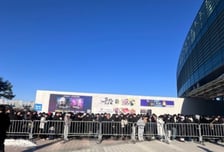 "가슴팍에 애니 캐릭터" 10만 덕후 모여 꺄르르...손가락질 받던 문화 '반전'
