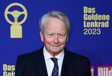 치매 아내와 이혼한 82세 포르쉐 회장, 62세 연인과 네번째 결혼