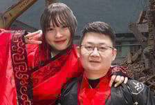 지진 잔해서 구조된 소녀…17년 후 재회한 구조대원과 결혼 '낭만'