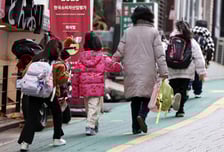 예산은 확보했는데...법 통과돼야 8세도 내년 아동수당 받는다