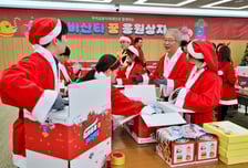 산타로 변신한 임종룡 회장…아이들에게 '크리스마스 꿈 선물'