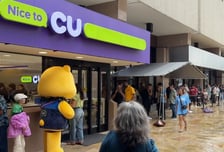 "시급 2만원? 알바 못 구해" 30m 대기줄 깜짝...CU 하와이 '행복한 고민'