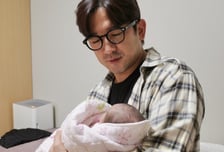 신화 이민우, 두 딸 아빠 됐다…딸 품에 안고 "반가워, 행복하자"