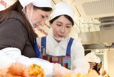 "이재명 대통령 최애 김치는 백김치" 김혜경 여사, 주한 대사 부인들과 김장 담그기