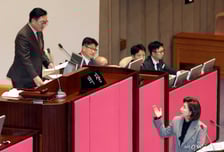 [속보]우원식 의장, 나경원 필버 정회 "국민께 창피…회의 진행 어려워"