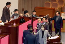 "국민 앞, 너무 창피" 우원식, 나경원 필버 도중 마이크 끄고 정회 선포