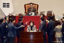 '우원식vs나경원' 사상 초유 의장·의원 맞대결로 맺은 필리버스터