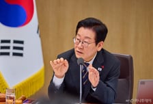 "K-반도체 육성에 국가역량 결집"…이재명 대통령 보고회 주재