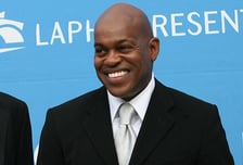 '그래미 후보' 가수, 자택서 흉기 찔려 숨졌다...'친아들'이 용의자