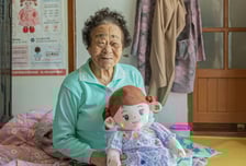 한국 노인들 품에 '130만원 인형' 뭐길래..."우울감 사라져" 외신 깜짝