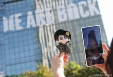 "내년 3월 BTS 컴백" 개미들 무섭게 산다…하이브 주가 '신바람'