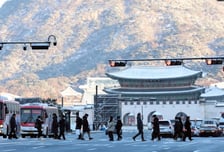 [오늘 날씨] 전국에 비 또는 눈…한낮 최고 17도 '포근'