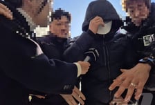 "계엄령 놀이" 이불 씌우고 퍽퍽...양양군 공무원 구속 송치