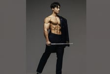 "몸짱달력 멤버가 첫 목표" 95년생 경찰 사진 공개...누적 기부금 1억 훌쩍