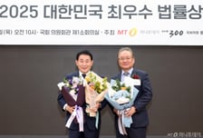 [사진]박용갑 의원 '최우수 법률상' 대상 수상