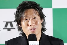 [단독] 유해진, 구겨진 한국영화 자존심 펼까…'왕과 사는 남자' 내년 2월4일 개봉 확정