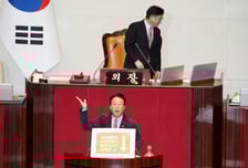 '필버 마이크' 다시 잡은 국힘… 민생법안도 발목 잡혔다