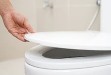 변기 뚜껑 덮고 물 내려야 할 이유 또 있다...겨울철 공포의 바이러스