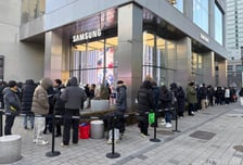 영하의 날씨도 잊었다 …삼성 첫 '트라이폴드' 출시에 대기행렬