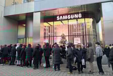 360만원짜리에 밤샘 줄...얼어붙은 입 웃게 한 삼성 '3단폰', 대체 뭐길래