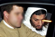 "웬 탄내가" 몸 숙인 수상한 남성...'운동화 폭탄' 가까스로 막았다[뉴스속오늘]