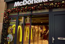 "크리스마스 분위기 다 망쳤다"…논란 끝 삭제한 맥도날드 광고 뭐길래