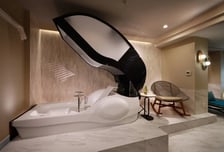 "15분이면 샤워·건조 완료"…오사카 호텔에 등장한 '인간 세탁기'