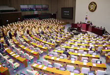 대출 금리에 보험료 등 반영 금지 '은행법' 통과...국힘은 또 필리버스터