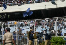 "정치인 때문에 메시 안 보여!" 분노한 인도 팬들 의자 던지며 '난동'