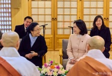 김혜경 여사, 라오스 주석 부인과 조계사 방문…"우호 증진 계기 되길"