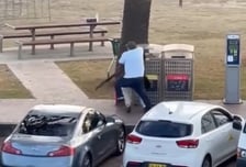 온몸으로 달려들어 총격범 제압…호주 총기 난사 속 '흰 셔츠 영웅' 주목