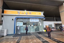 병원 10곳 퇴짜, 결국 교회서 숨졌다...법도 외면한 외국인 노숙자들