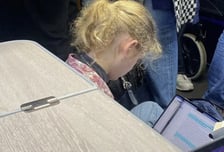 만원 열차 바닥에 털썩...서열 17위 '왕실의 비밀 병기' 공주님이었다