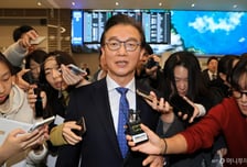 전재수, '한학자 자서전' 기념촬영 "선거사무실서 요청 어떻게 마다하나"