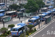 버스 옆자리 여성 무릎·허벅지 만진 70대 세무사…알고보니 상습범