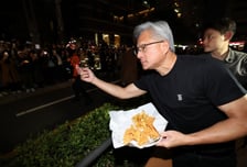 젠슨 황이 치킨 먹자 주가가..."AI 버블 맞다" 월가가 '인도'한 대피처